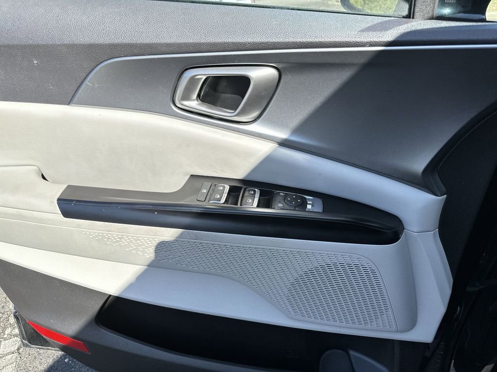 Used 2023 Kia Carnival LX image 15