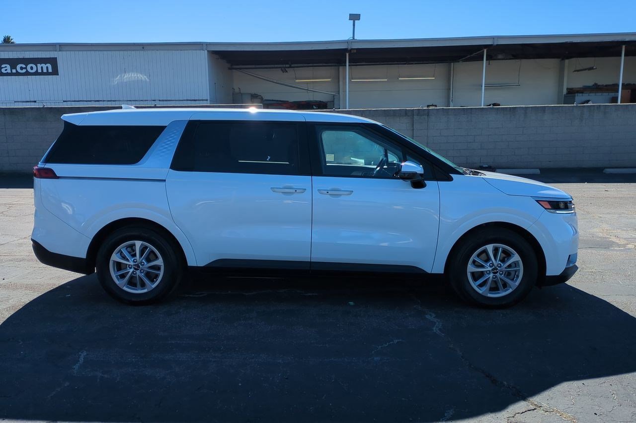 Certified 2024 Kia Carnival LX image 5
