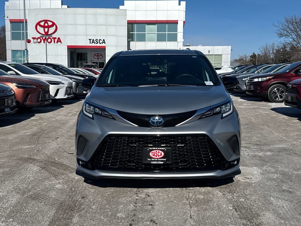 Used 2022 Toyota Sienna XSE image 2