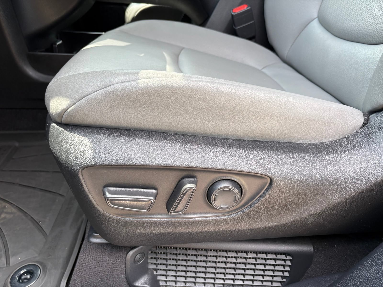 Used 2025 Toyota Sienna XLE FWD image 28
