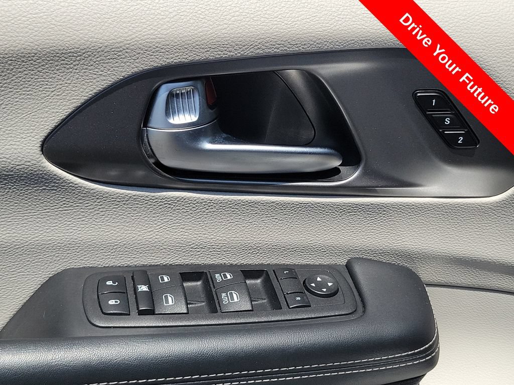 Used 2023 Chrysler Pacifica Touring-L FWD image 17
