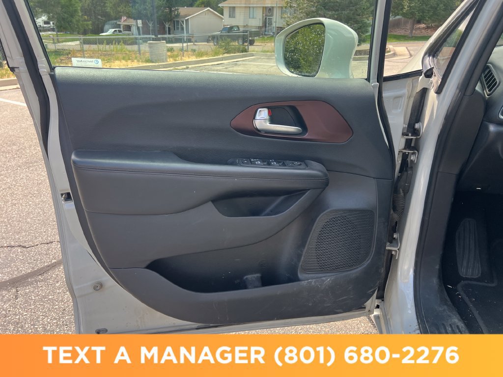 Used 2019 Chrysler Pacifica Touring-L FWD image 9