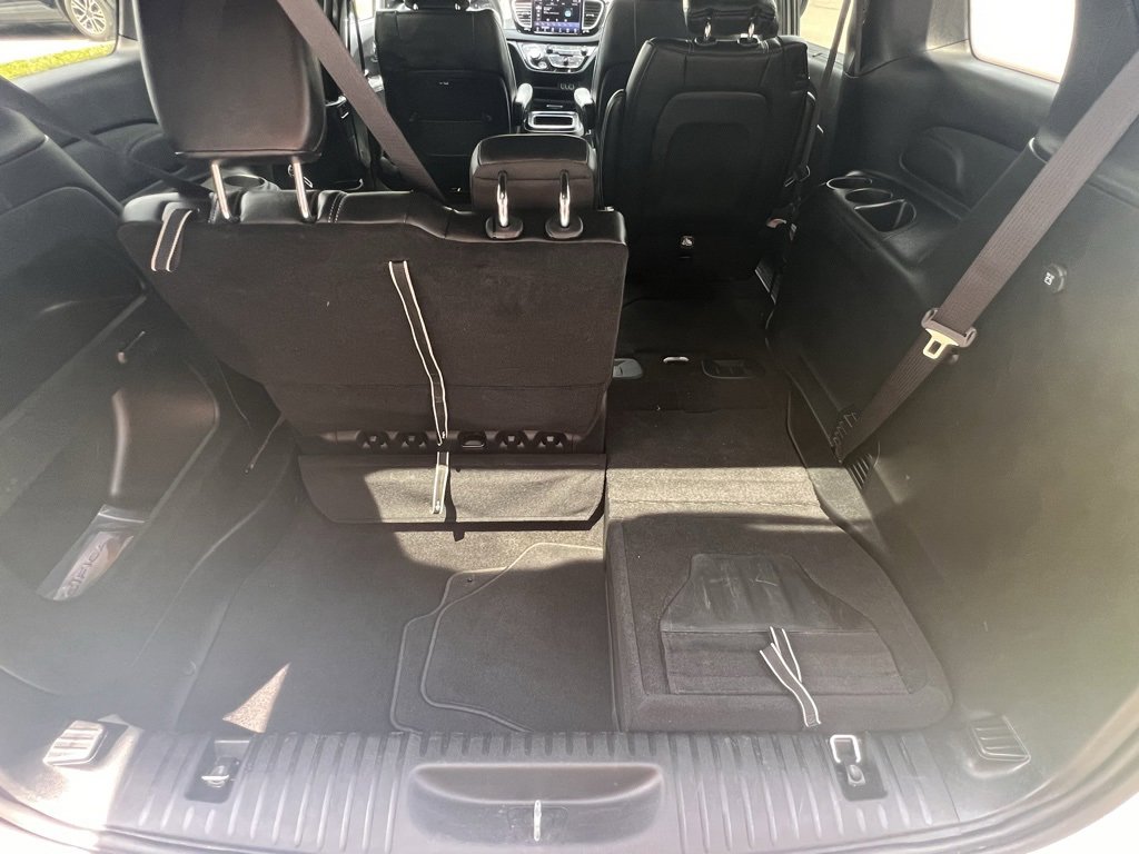 Used 2025 Chrysler Pacifica Select image 37