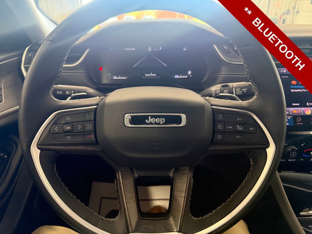 Used 2024 Jeep Grand Cherokee Limited w/ Black Appearance Package AWD/4WD image 17