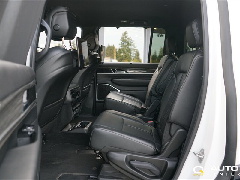 Used 2022 Jeep Wagoneer Series III w/ Convenience Group I AWD/4WD image 31