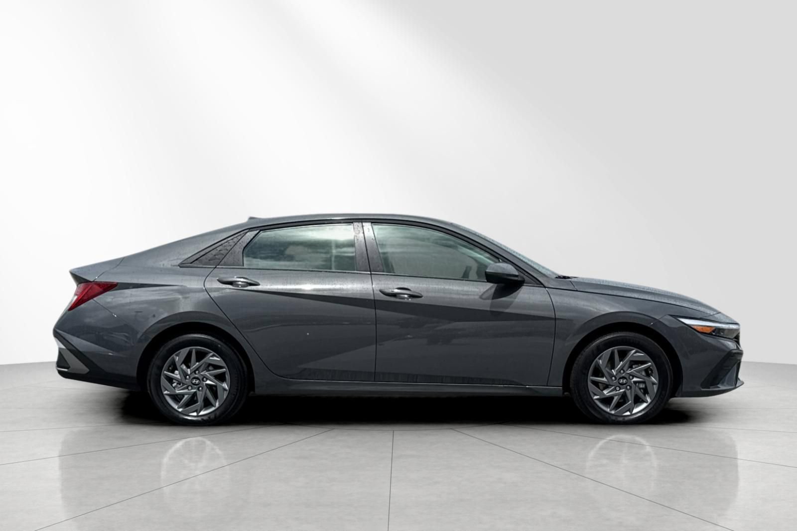 Used 2025 Hyundai Elantra Hybrid FWD image 3