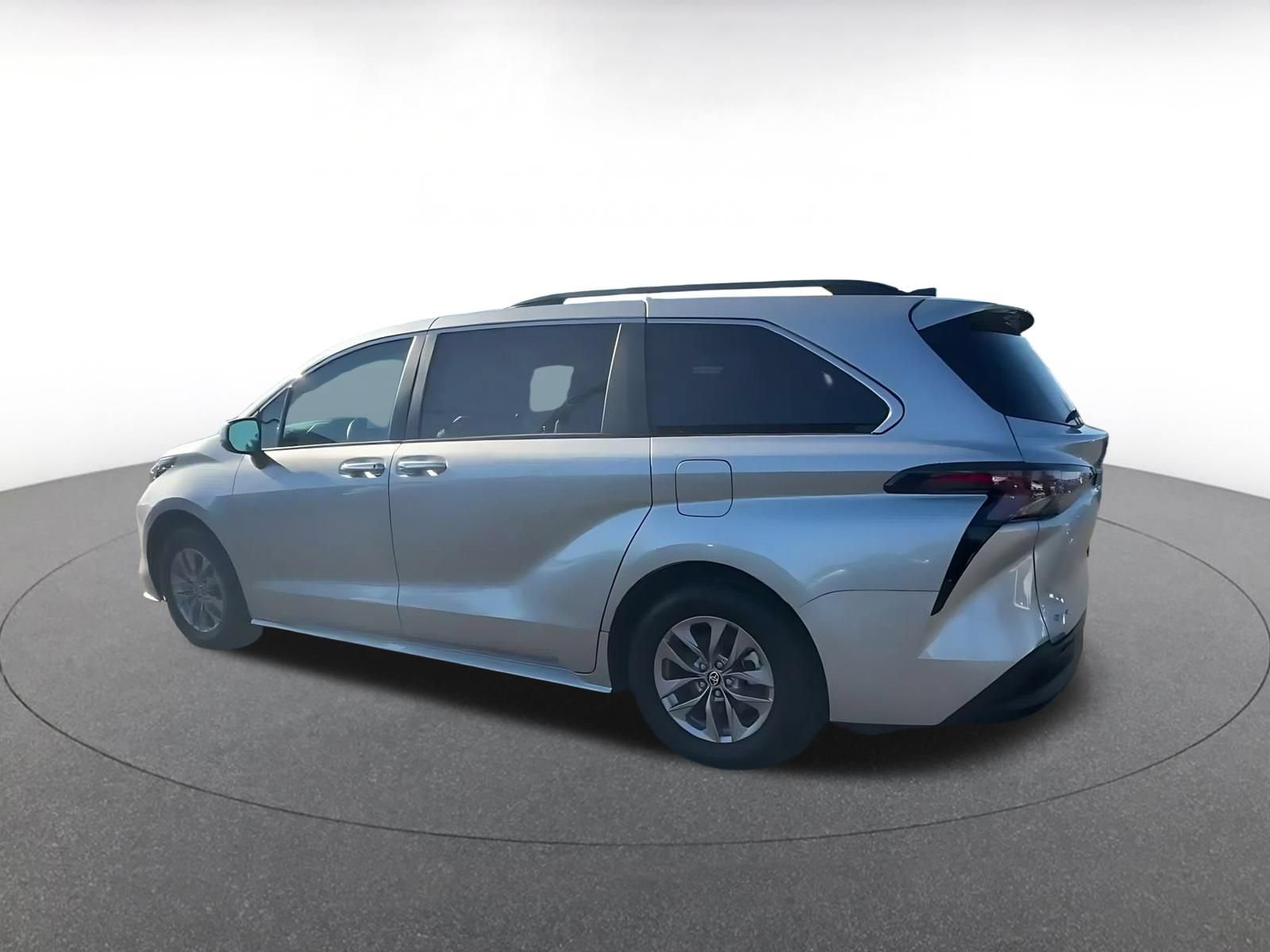 Used 2025 Toyota Sienna XLE FWD image 9