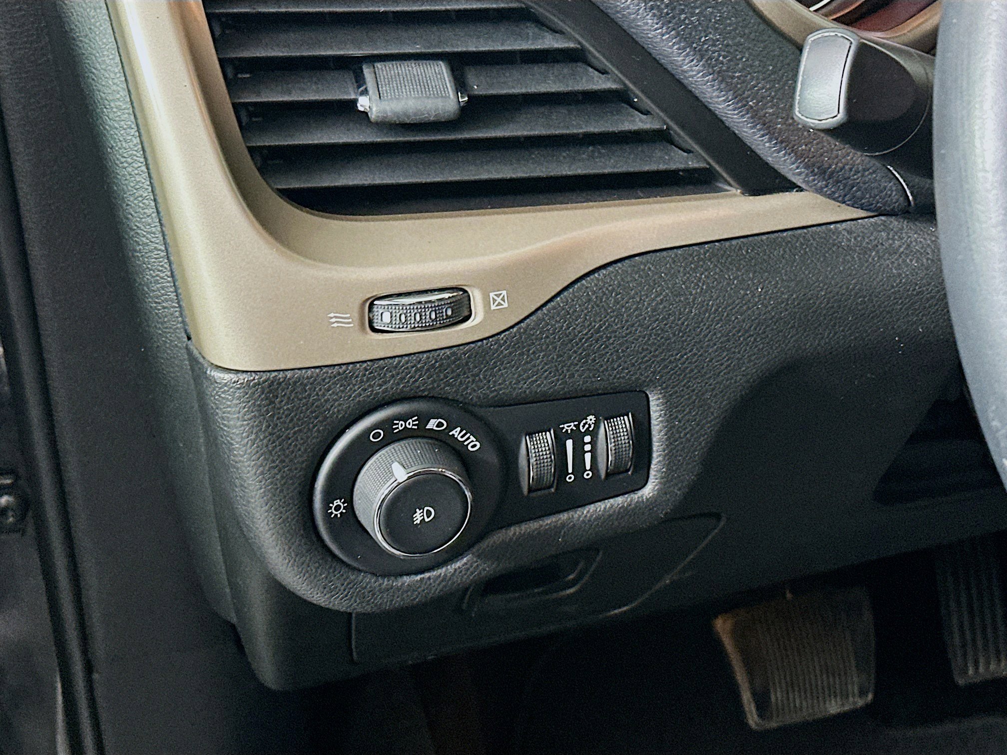 Used 2015 Jeep Cherokee Limited image 16