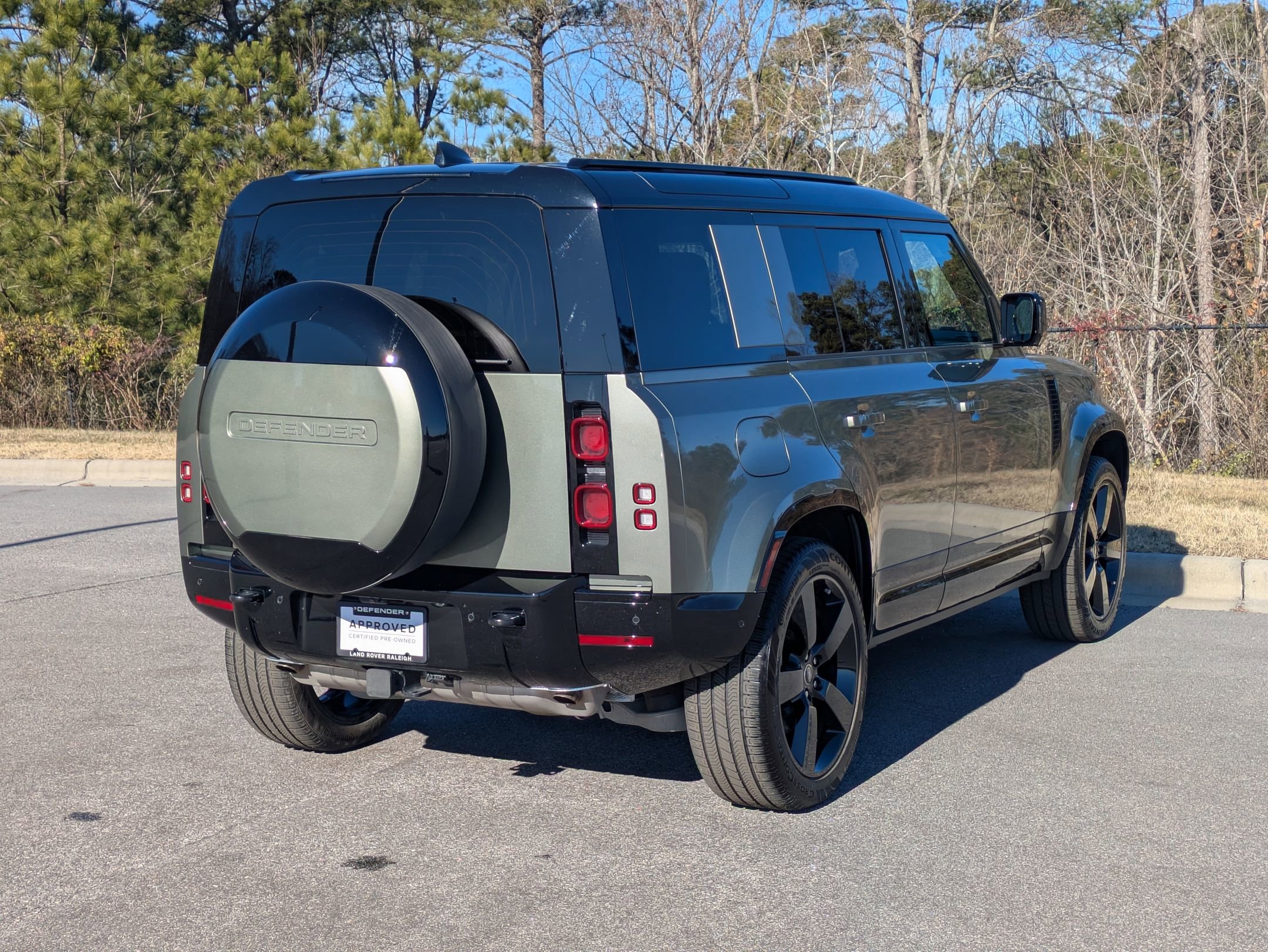 Used 2025 Land Rover Defender 110 X-Dynamic SE image 5