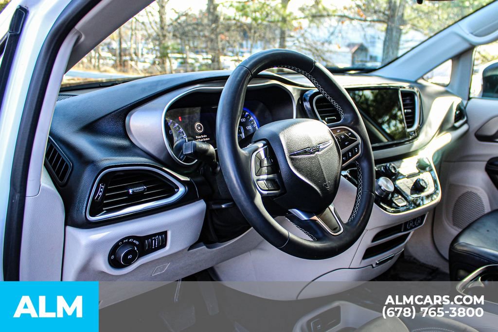 Used 2023 Chrysler Pacifica Touring-L image 35