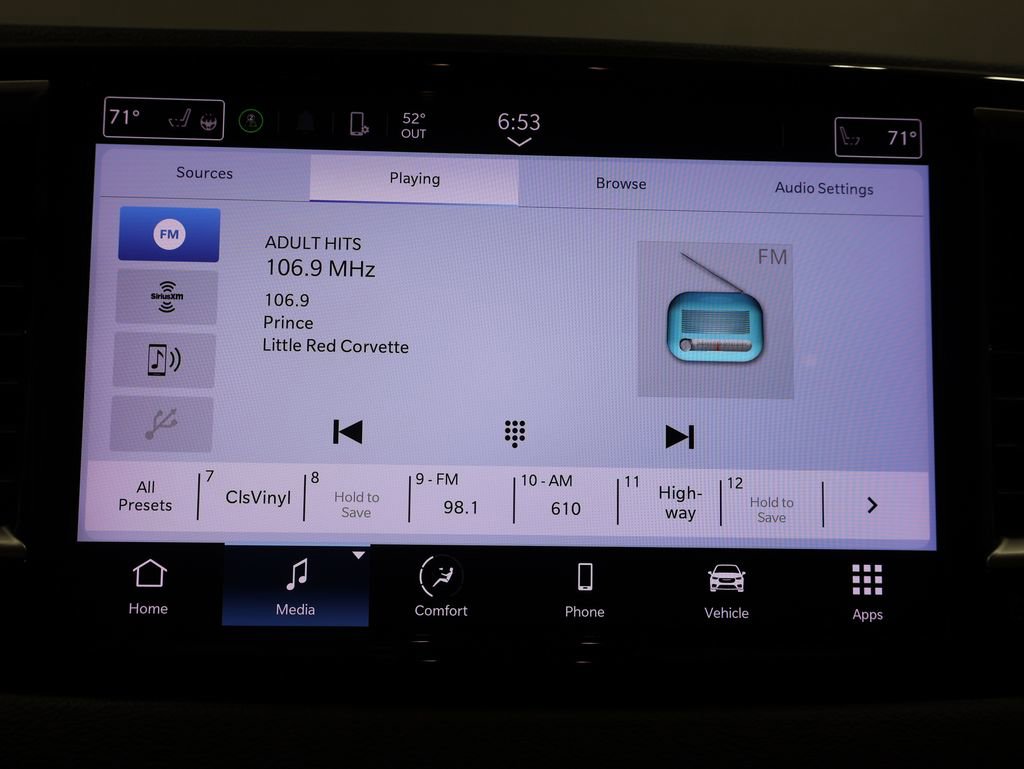Used 2023 Chrysler Pacifica Touring-L image 31
