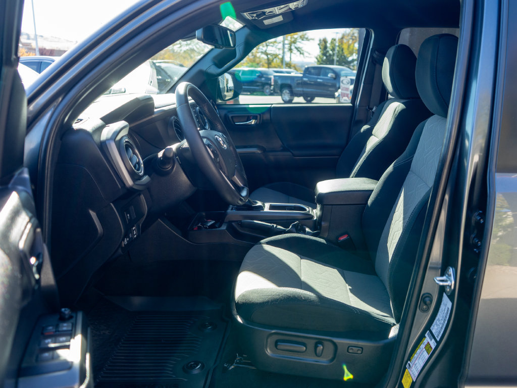 Used 2022 Toyota Tacoma TRD Off-Road AWD/4WD image 11