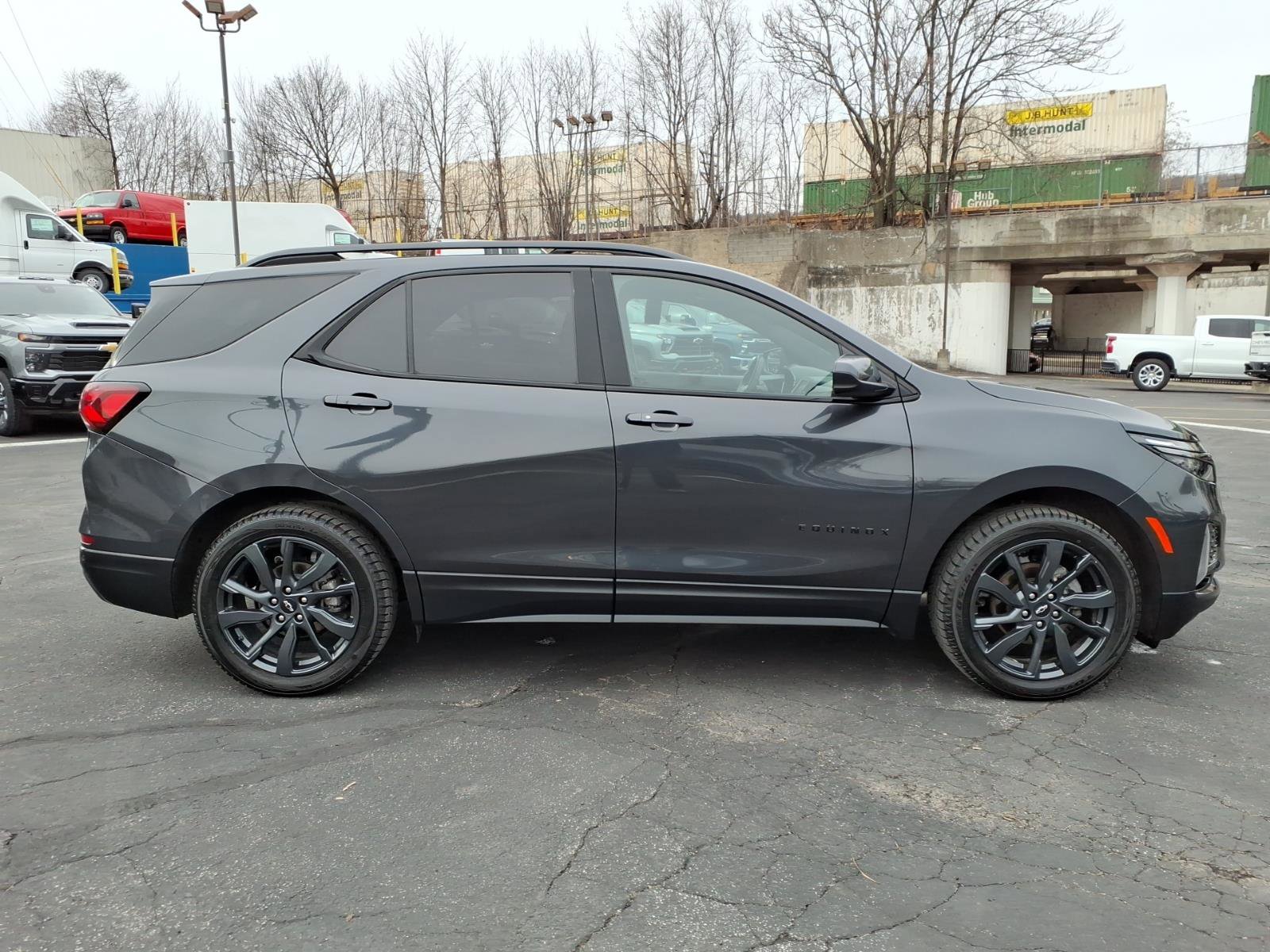 Used 2023 Chevrolet Equinox RS image 2