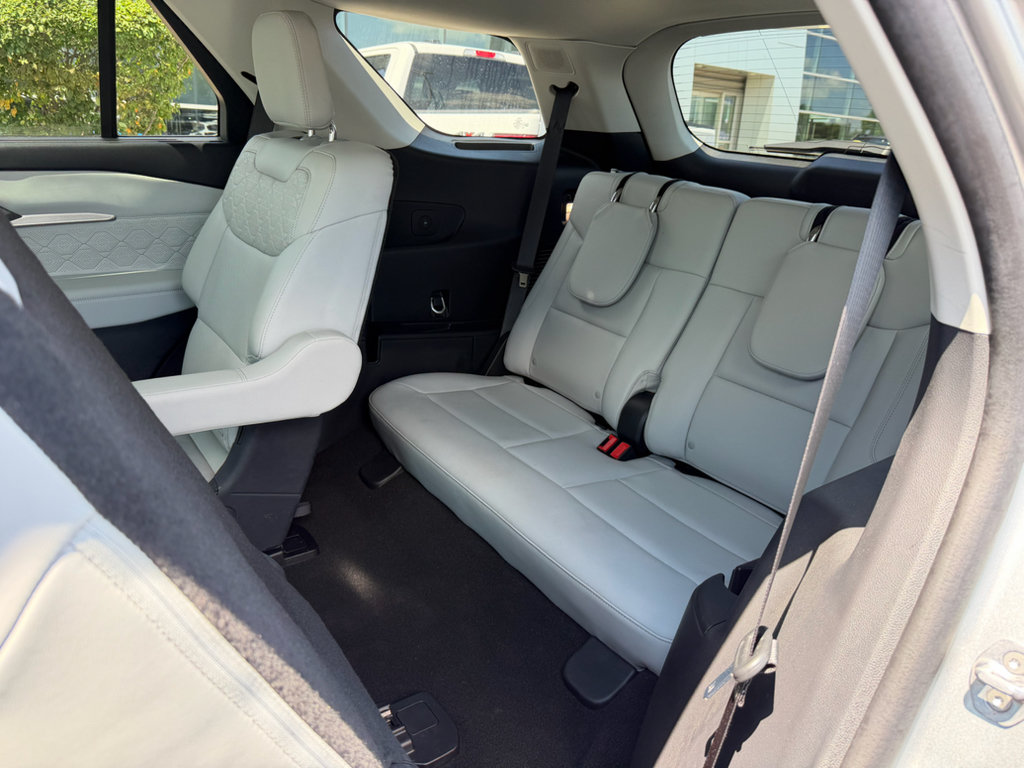 Used 2025 Ford Explorer Platinum w/ Ultimate Package AWD/4WD image 24