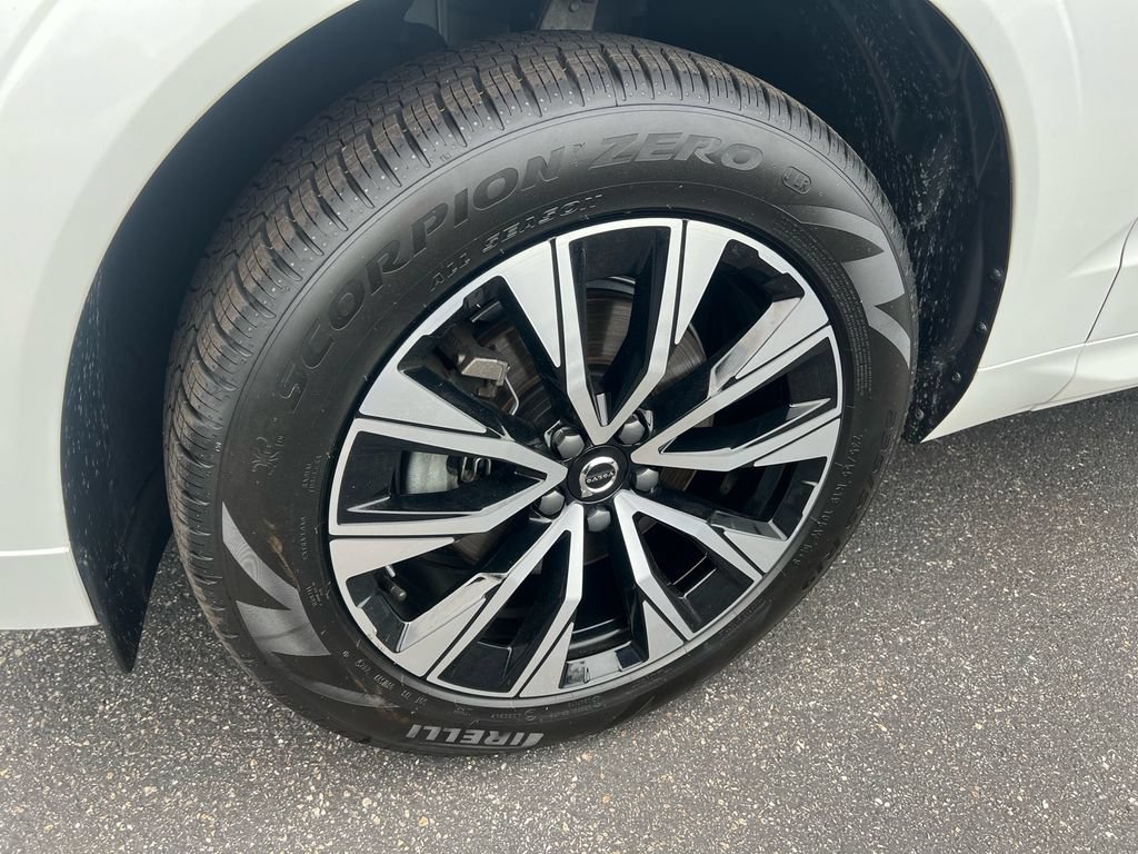Certified 2024 Volvo XC60 B5 Core w/ Protection Package Premier AWD/4WD image 9
