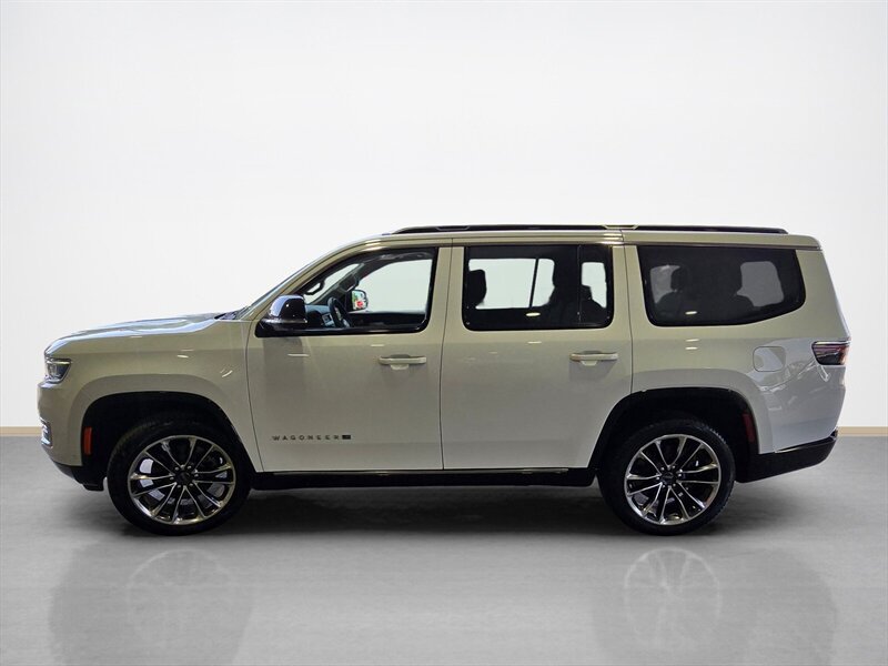 Used 2023 Jeep Wagoneer Series III w/ Premium Group I AWD/4WD image 7