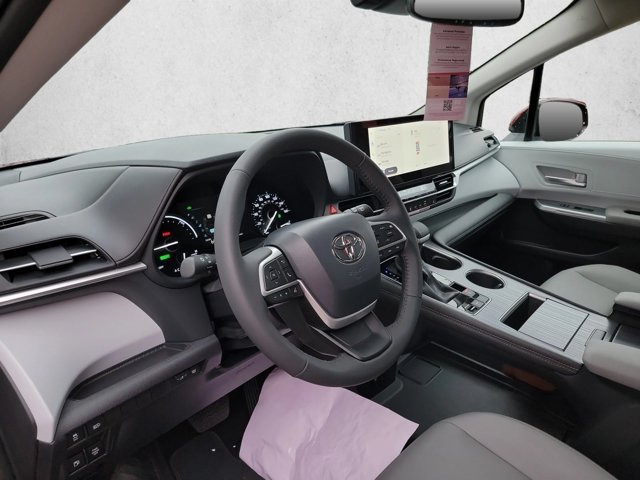 Used 2026 Toyota Sienna XLE FWD image 10