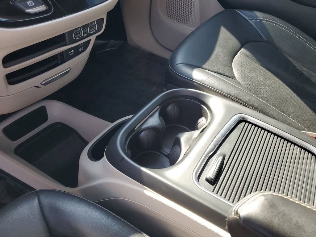 Used 2022 Chrysler Pacifica Touring-L image 19