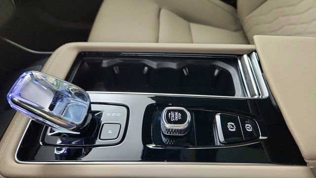 New 2026 Volvo XC90 B6 Plus w/ Protection Package Premier AWD/4WD image 17