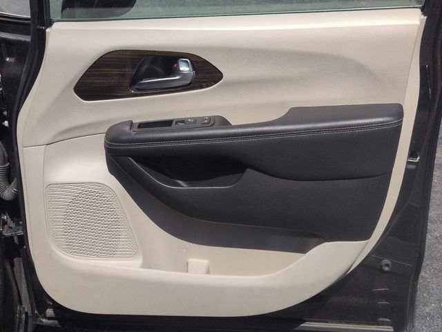 Used 2023 Chrysler Pacifica Limited FWD image 34