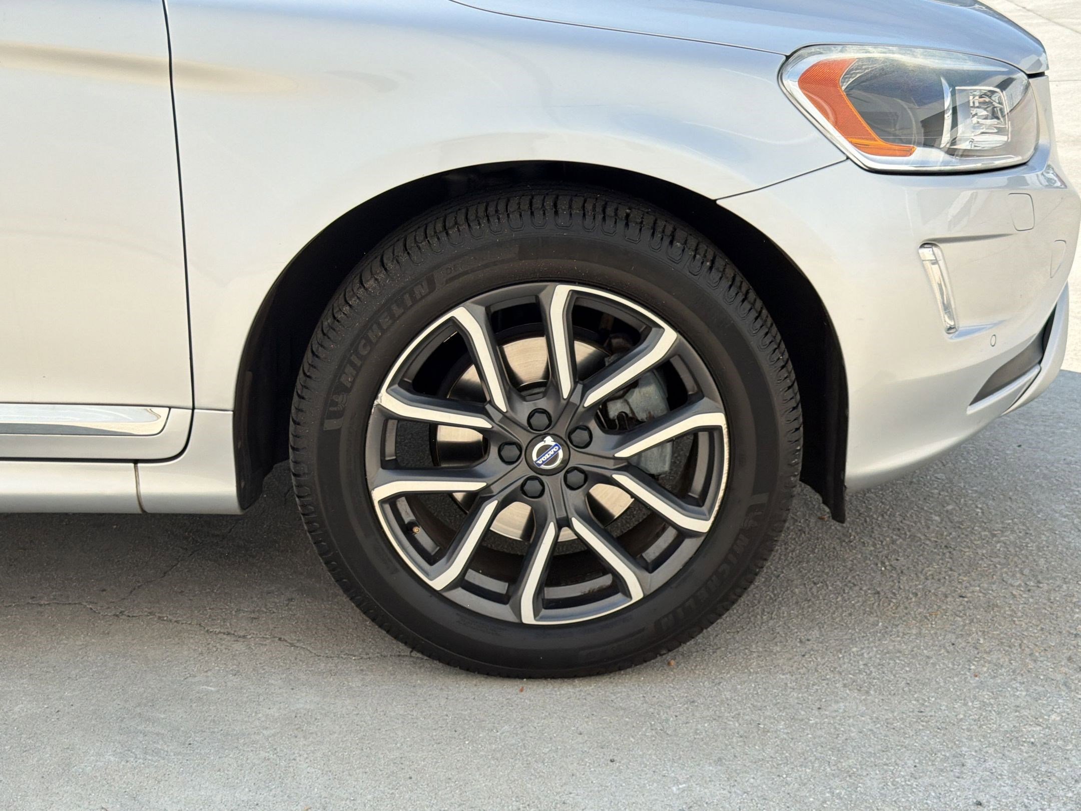 Used 2017 Volvo XC60 T6 Dynamic w/ Climate Package AWD/4WD image 12