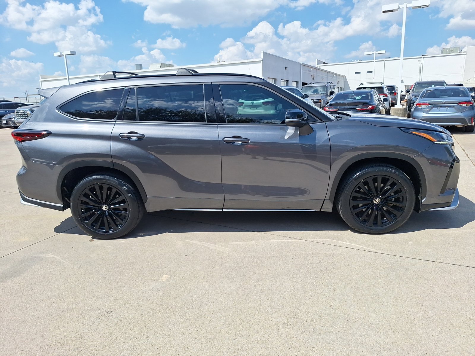 Used 2024 Toyota Highlander XSE AWD/4WD image 7