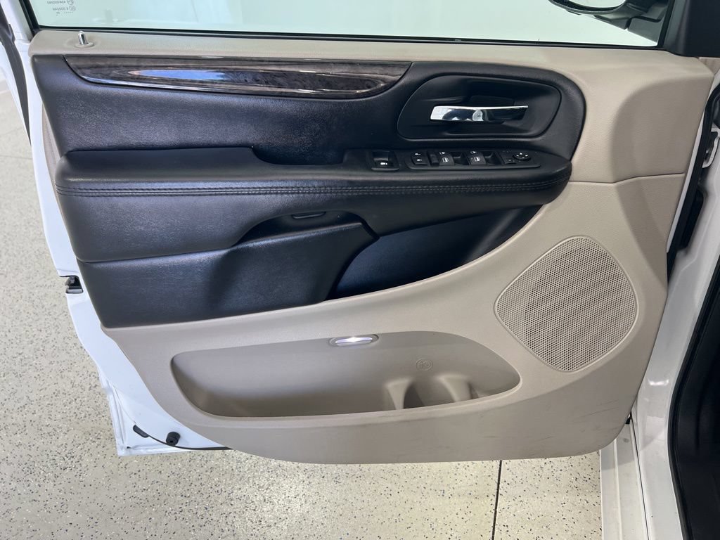 Used 2020 Dodge Grand Caravan SE w/ UConnect Hands-Free Group FWD image 17