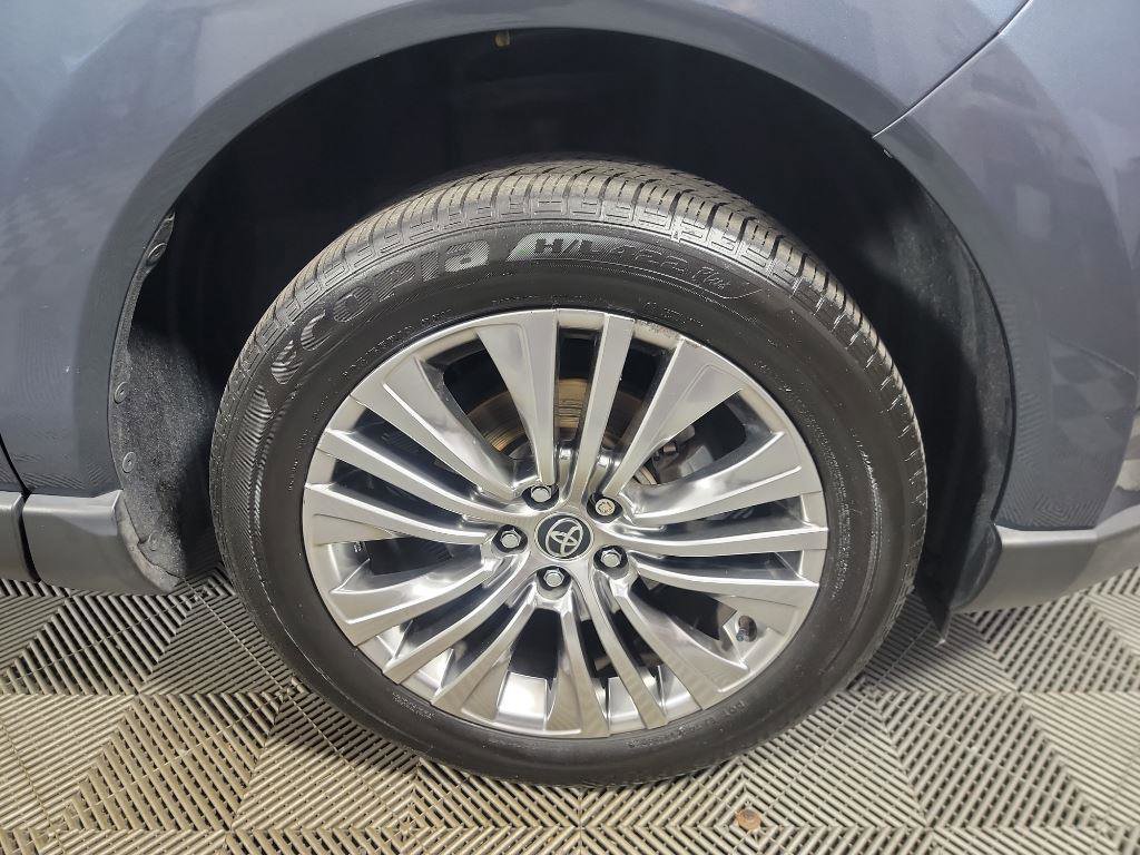 Used 2021 Toyota Venza Limited image 3