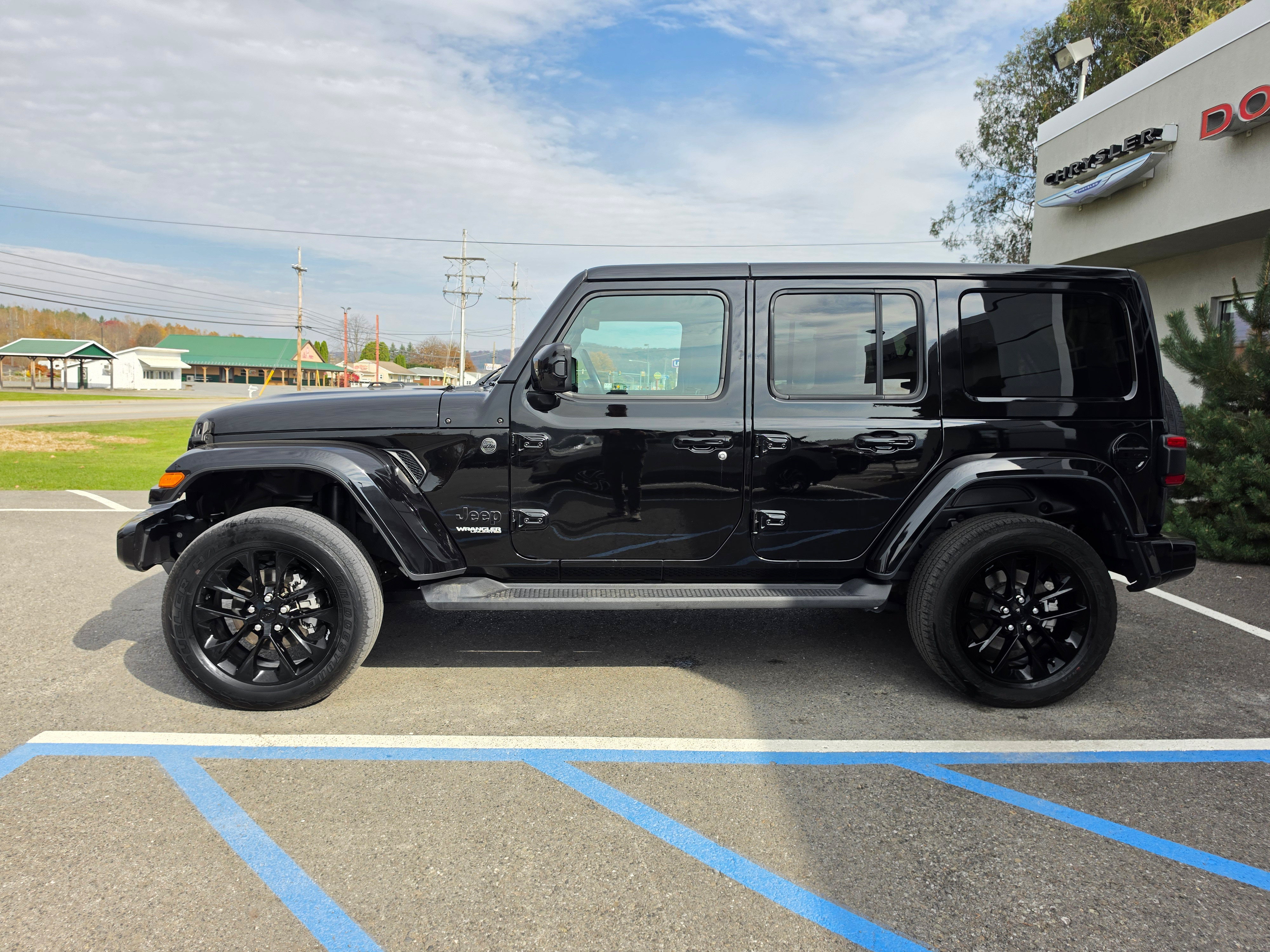 Used 2021 Jeep Wrangler Unlimited Sahara AWD/4WD image 7