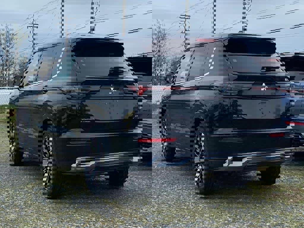 New 2025 Mitsubishi Outlander SE image 2