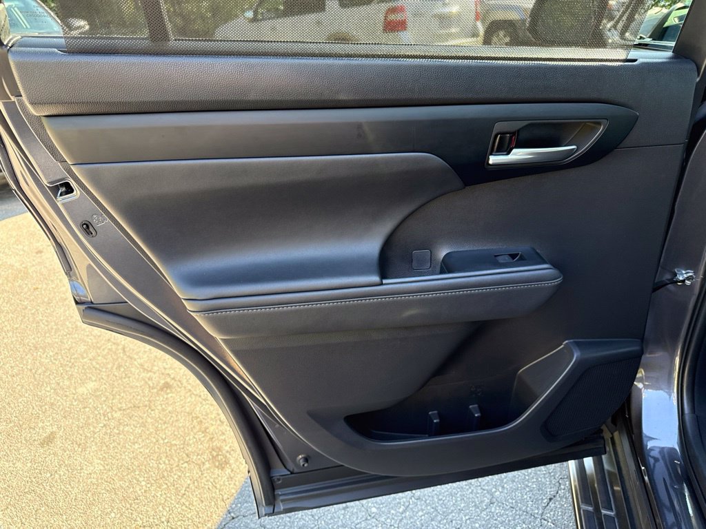 Used 2024 Toyota Highlander XLE AWD/4WD image 27