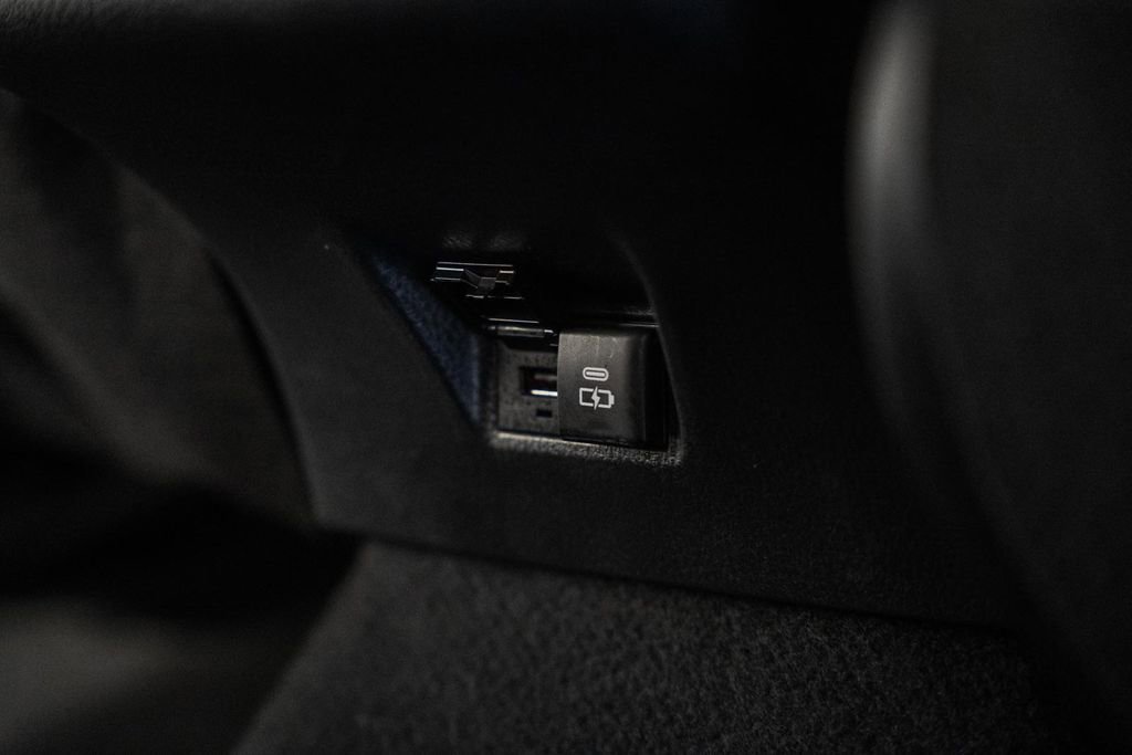 Used 2025 Toyota Camry SE image 33