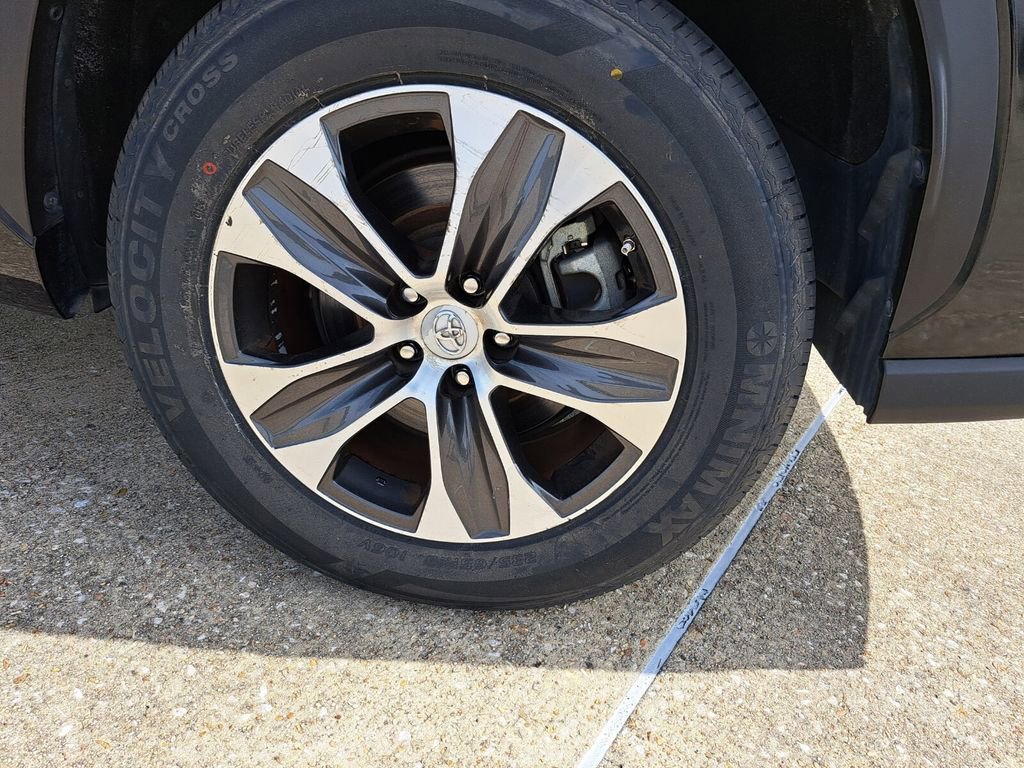 Used 2022 Toyota Highlander XLE FWD image 28