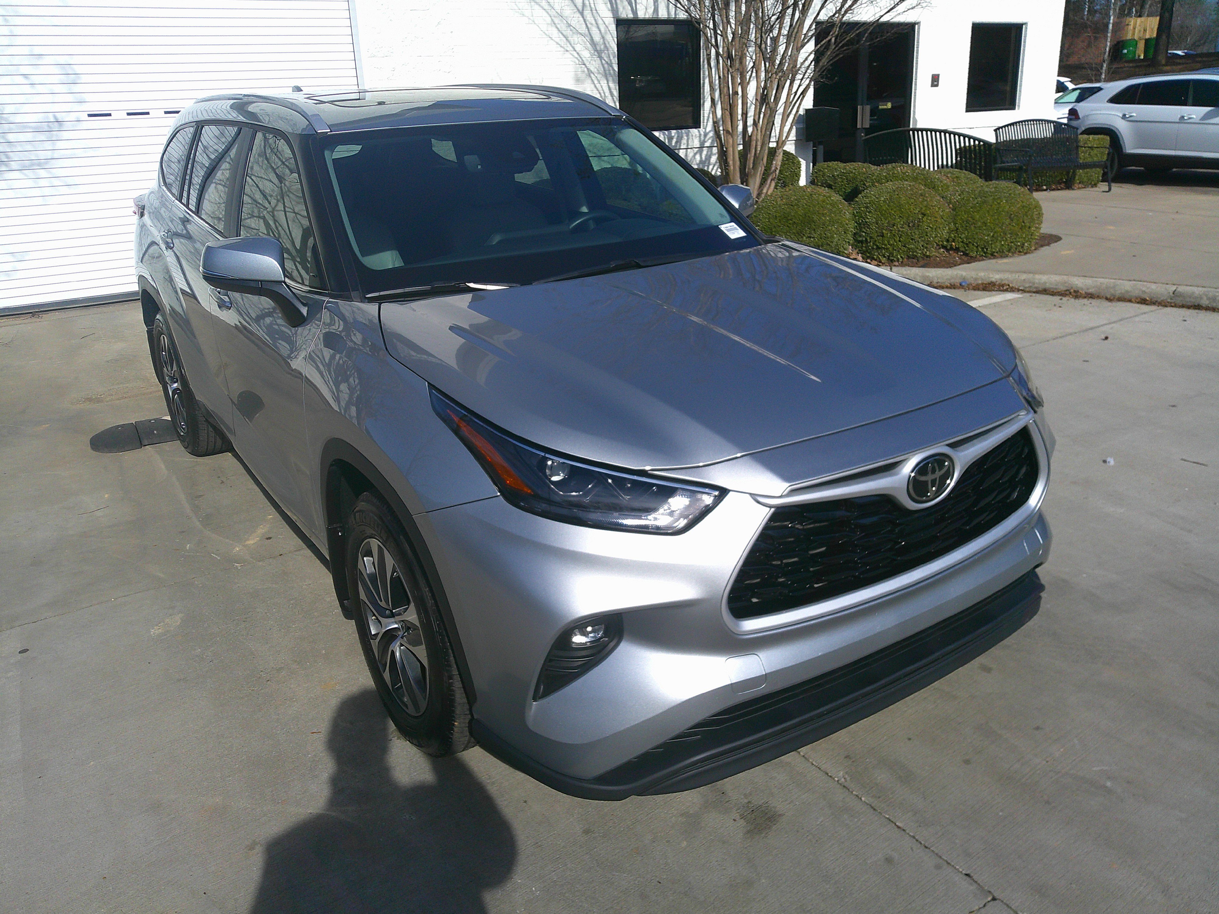 Used 2024 Toyota Highlander XLE image 2