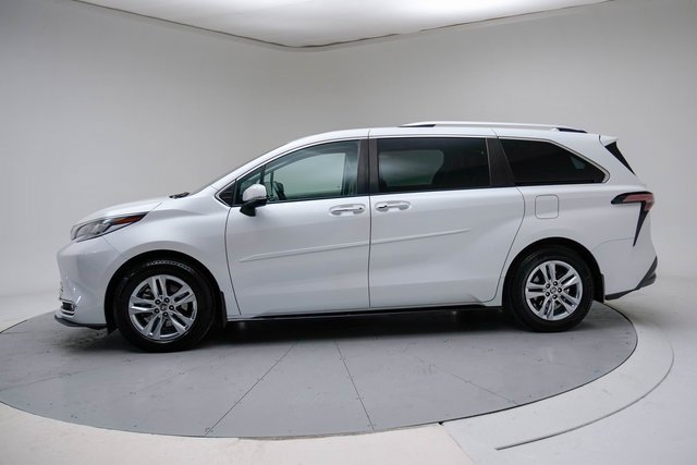 Used 2022 Toyota Sienna Limited image 2
