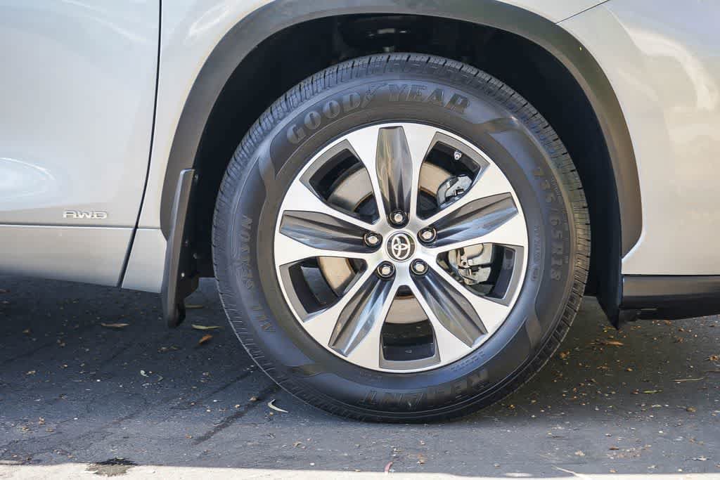 Used 2021 Toyota Highlander XLE AWD/4WD image 9