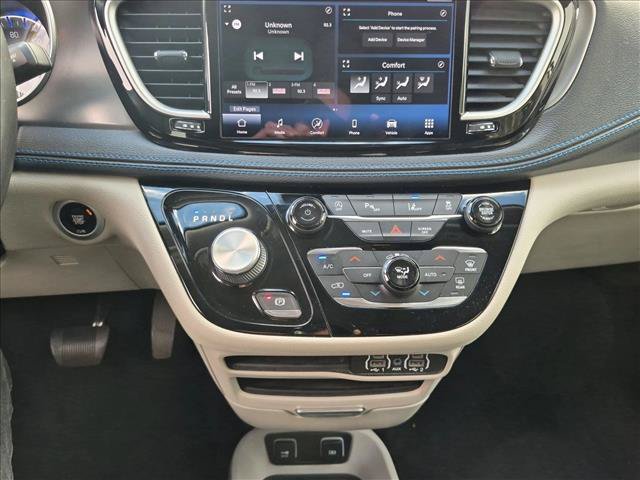 Used 2021 Chrysler Pacifica Touring w/ Cold Weather Group FWD image 16