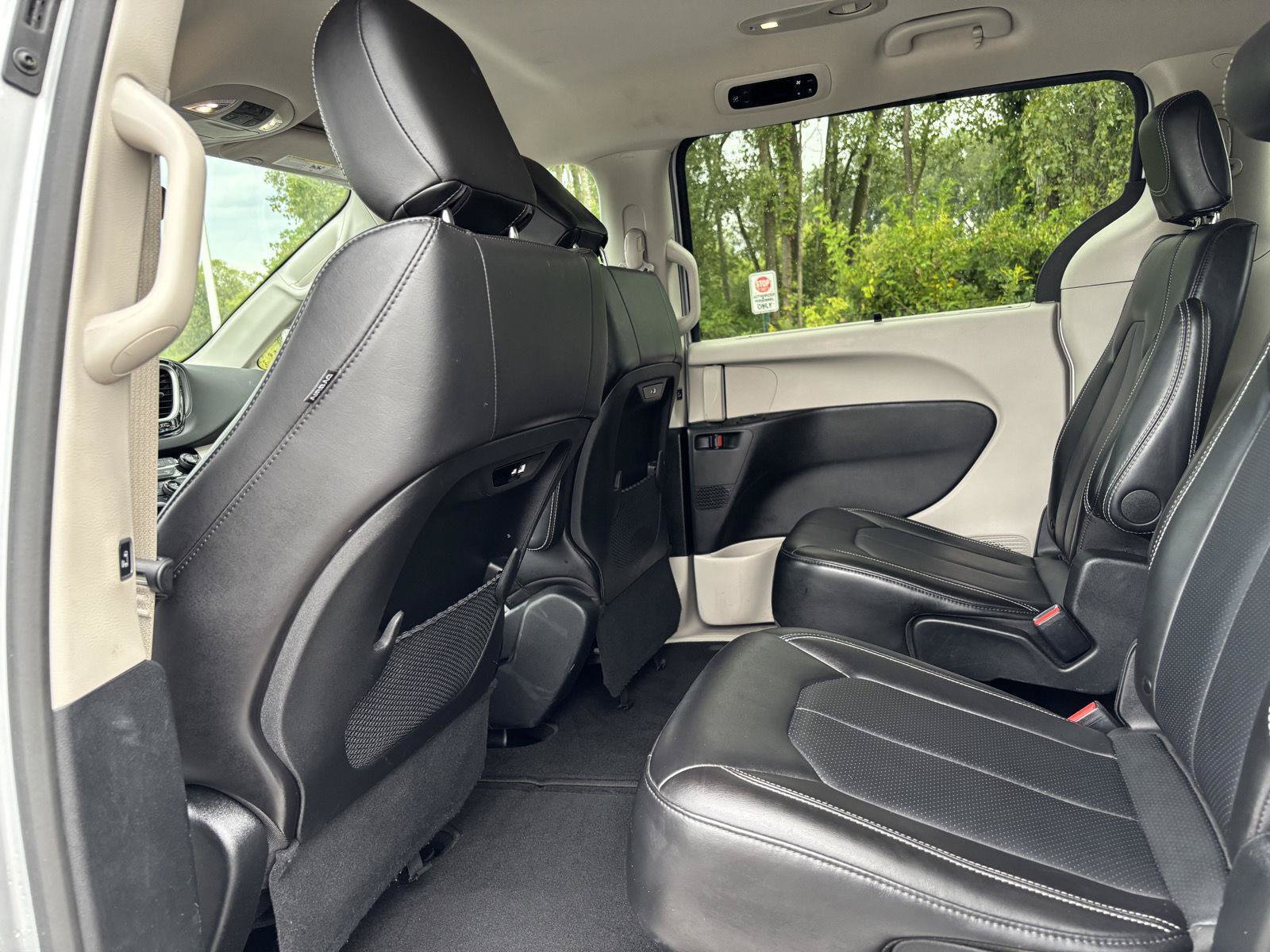 Used 2024 Chrysler Pacifica Touring-L FWD image 19