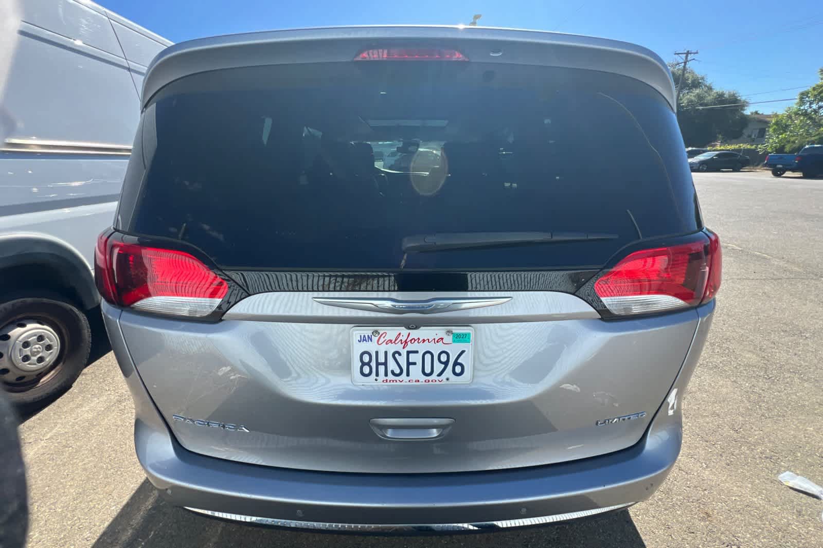 Used 2017 Chrysler Pacifica Limited w/ UConnect Theater Package FWD image 5