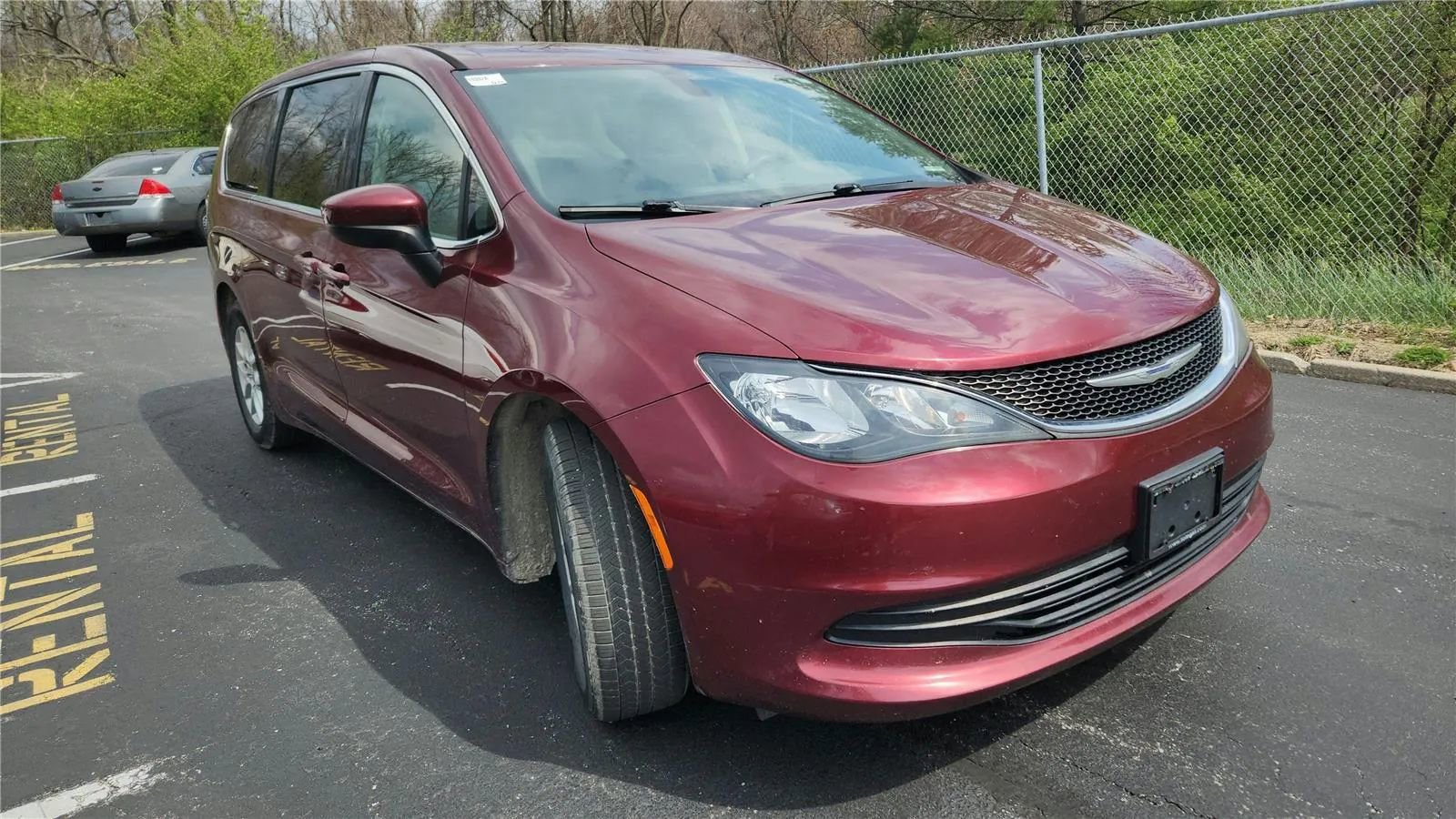 Used 2017 Chrysler Pacifica Touring image 2