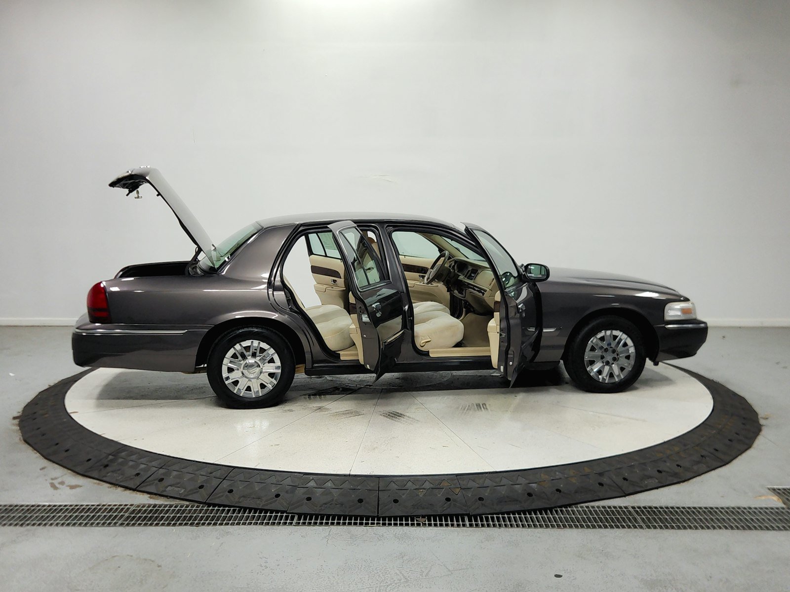 Used 2007 Mercury Grand Marquis GS RWD image 16