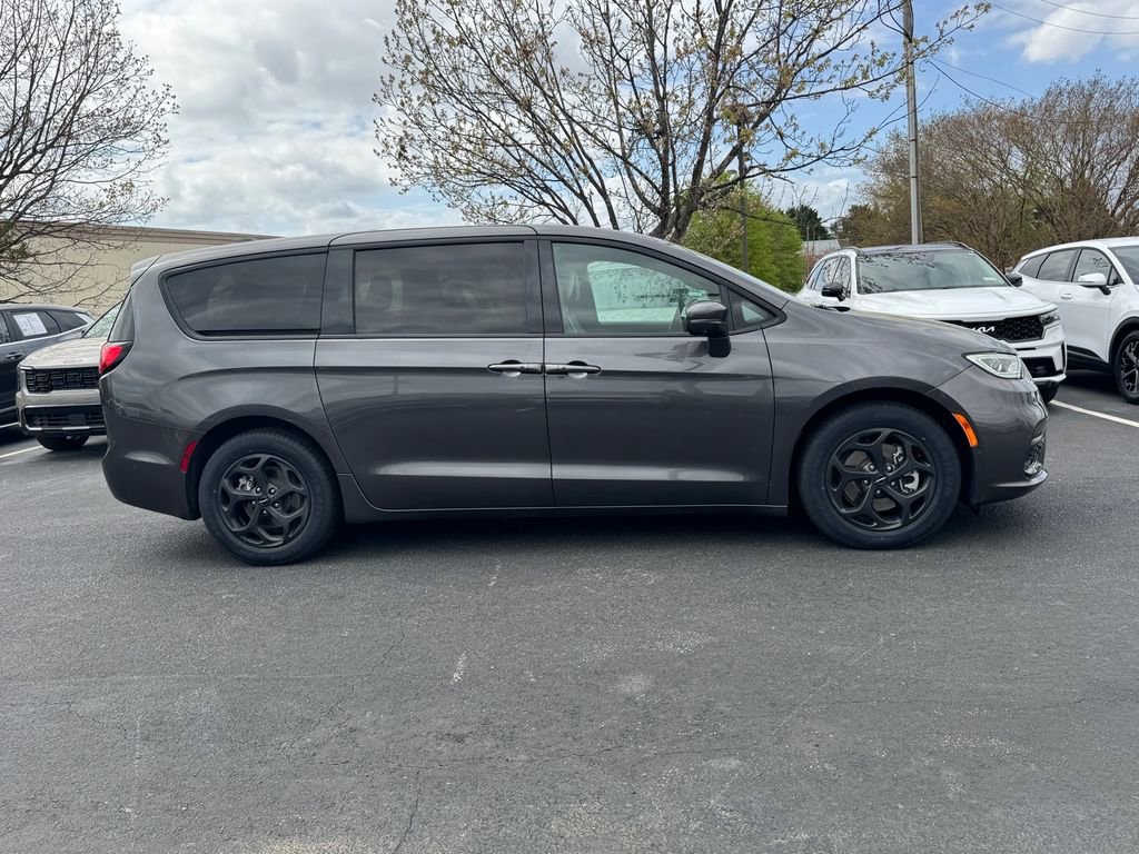 Used 2022 Chrysler Pacifica Limited w/ Uconnect Theater Family Group image 2