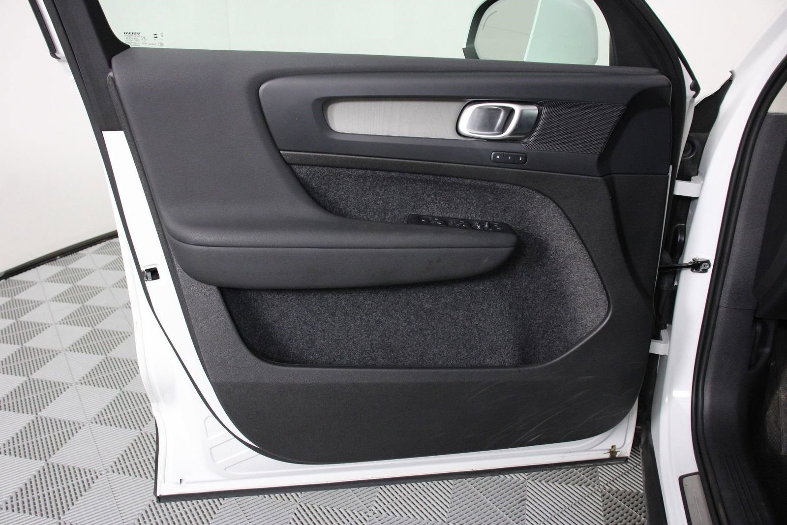 Certified 2025 Volvo XC40 B5 Plus image 17