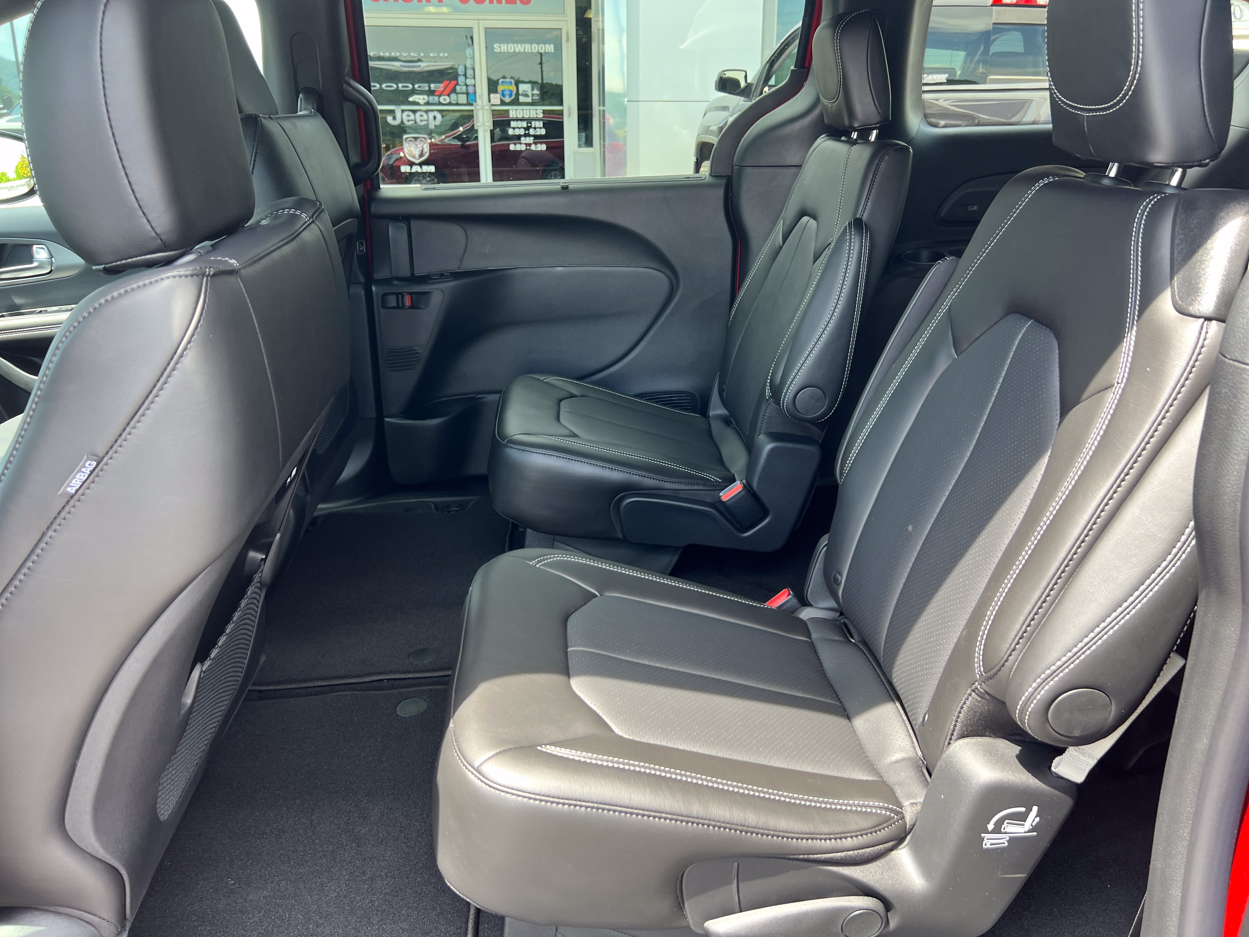 New 2027 Chrysler Pacifica Select FWD image 11