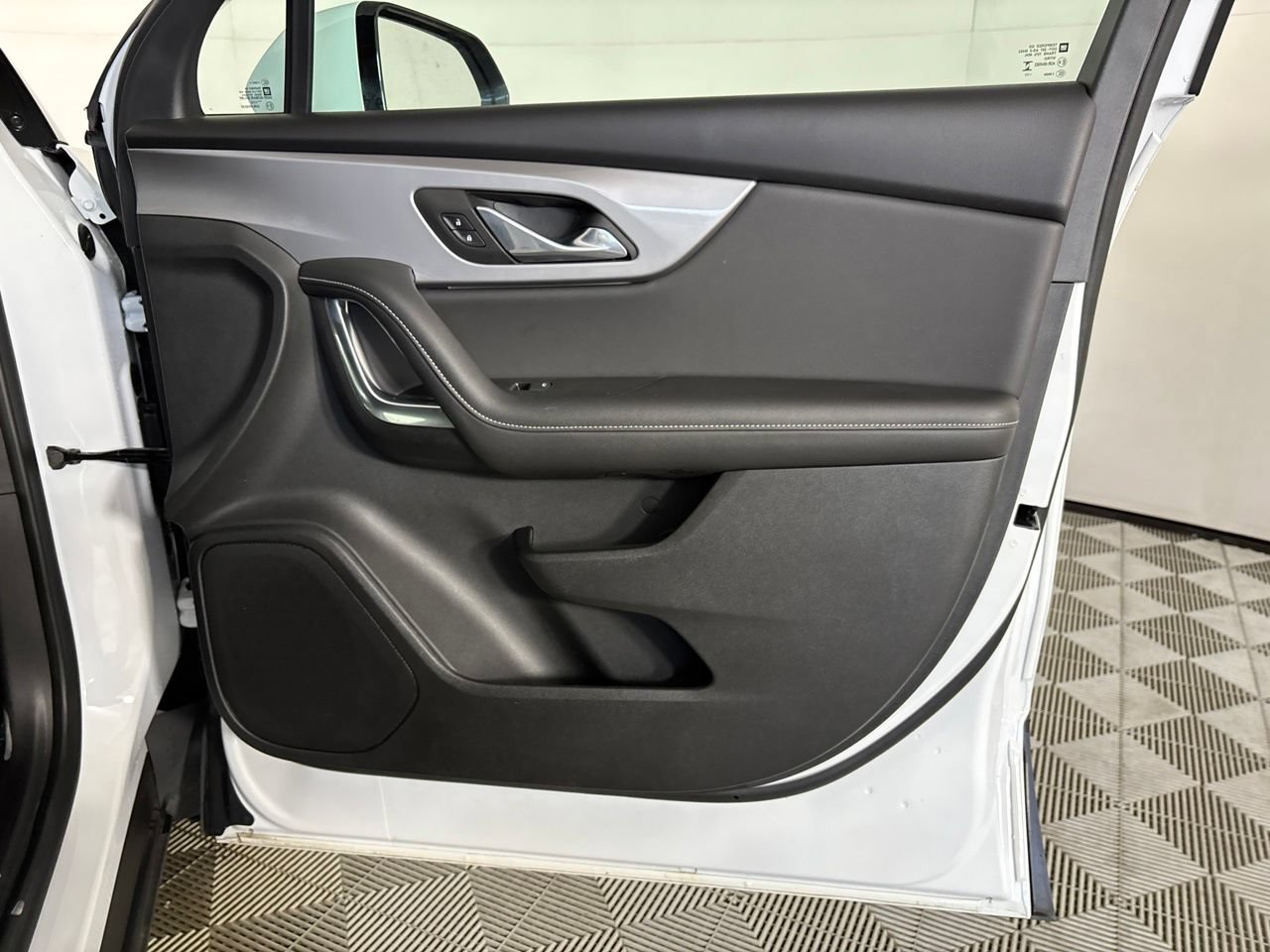 Used 2025 Chevrolet Blazer LT FWD image 27