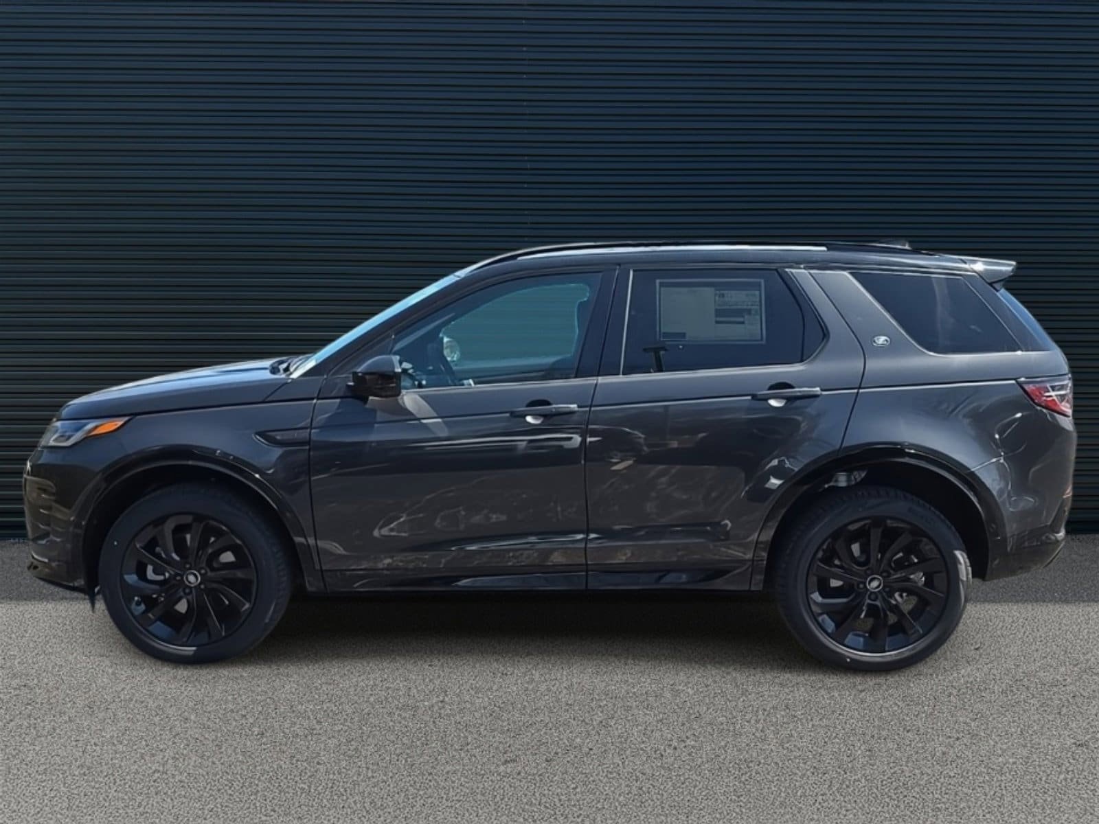 New 2025 Land Rover Discovery Sport Dynamic SE image 3