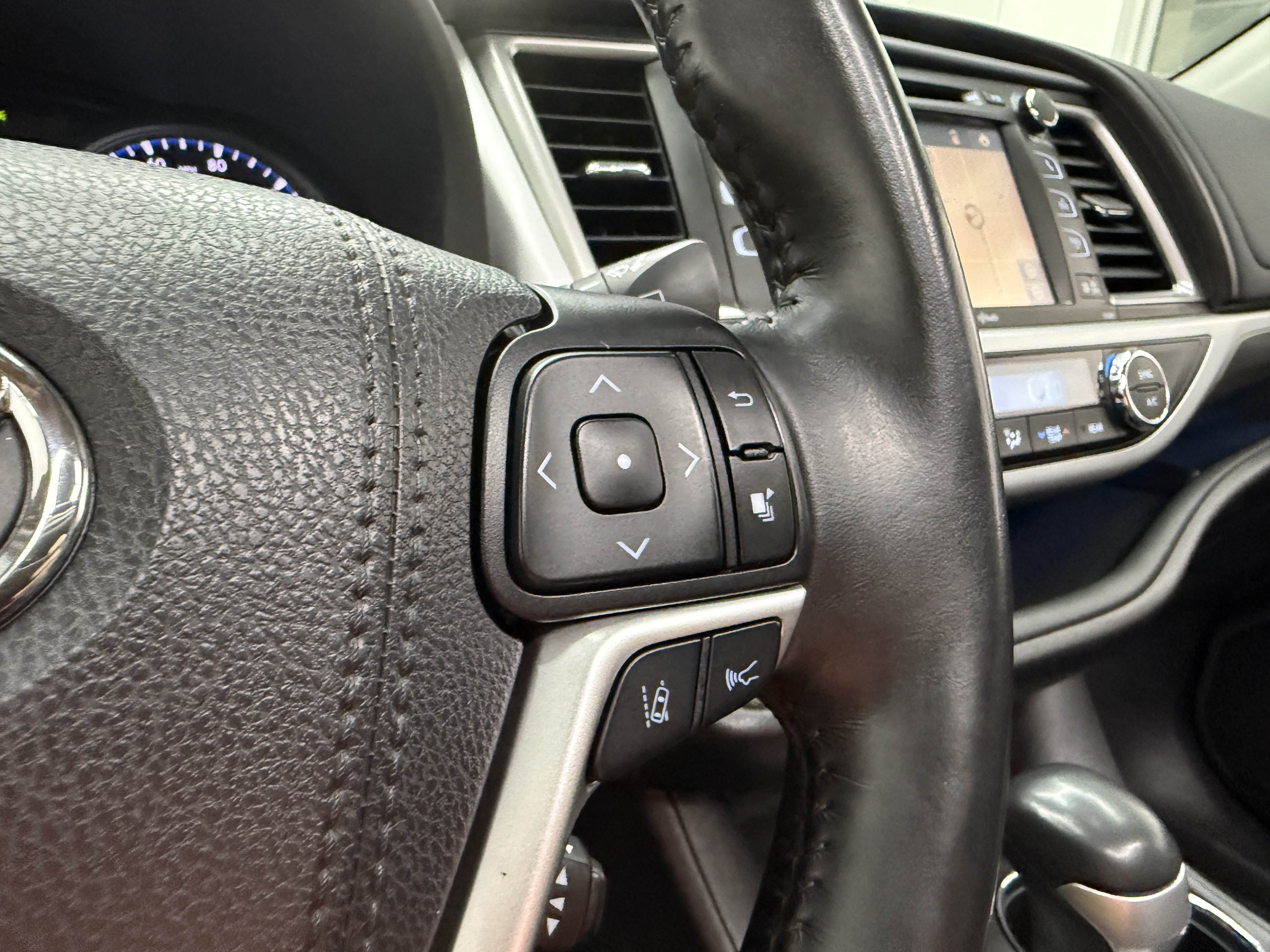 Used 2019 Toyota Highlander XLE AWD/4WD image 14