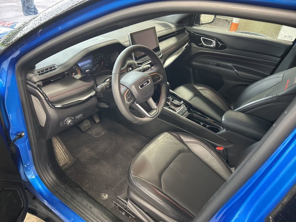 Used 2025 Jeep Compass Trailhawk AWD/4WD image 2