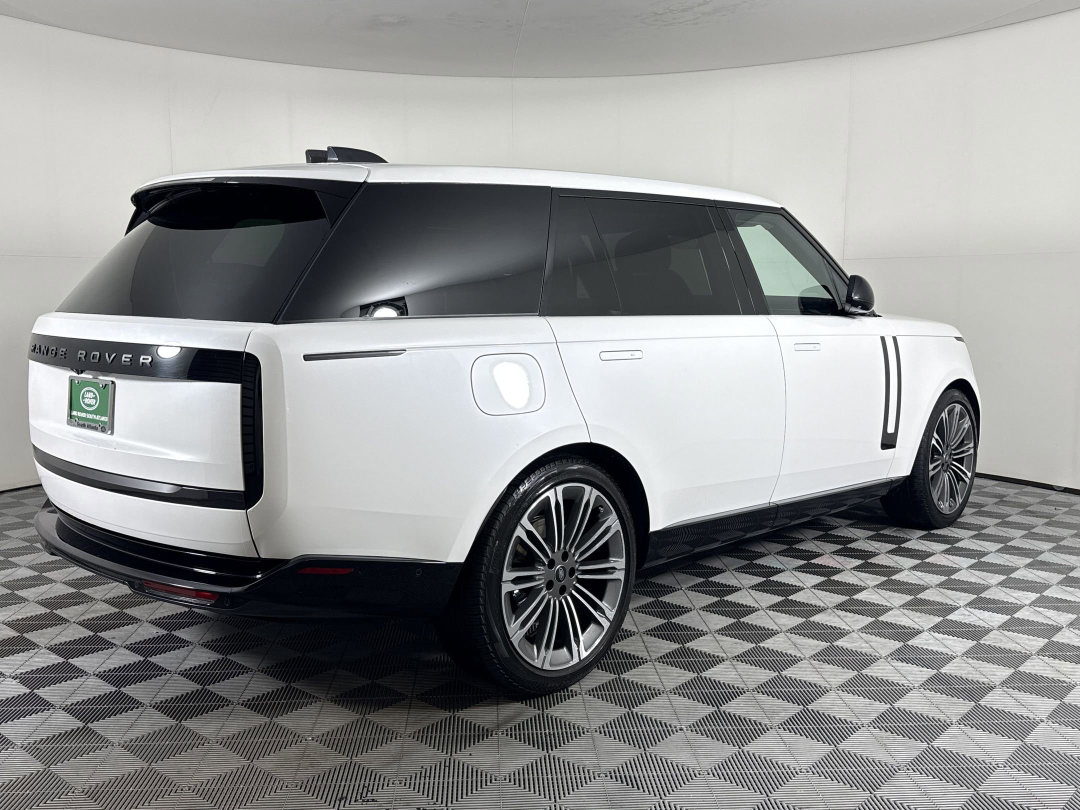 Used 2024 Land Rover Range Rover Long Wheelbase SE AWD/4WD image 10