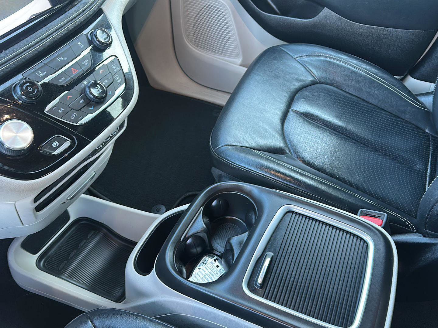 Used 2022 Chrysler Pacifica Touring-L image 30